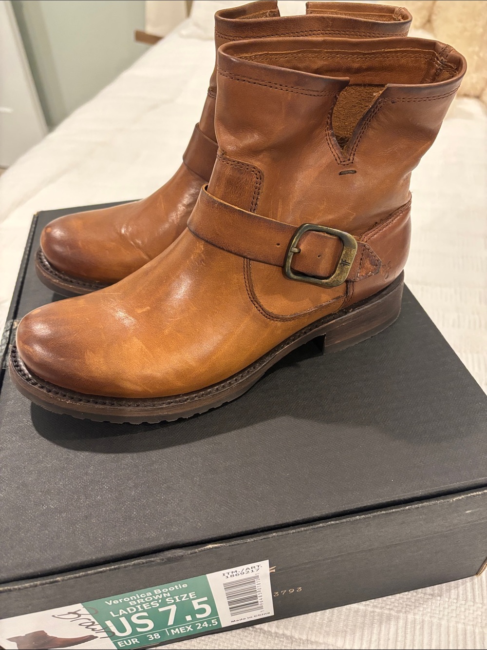 Frye Womenās Veronica Bootie 7.5